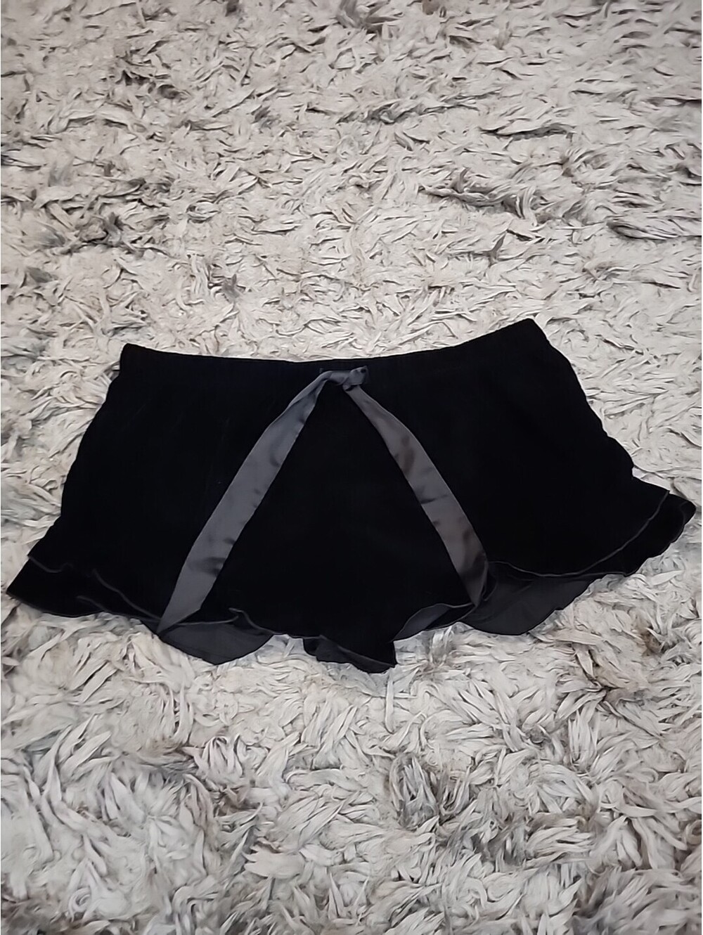 Victoria’s Secret Women’s Velvet Lounge Sleepwear Shorts Ruffled Hem  XL 170/86A